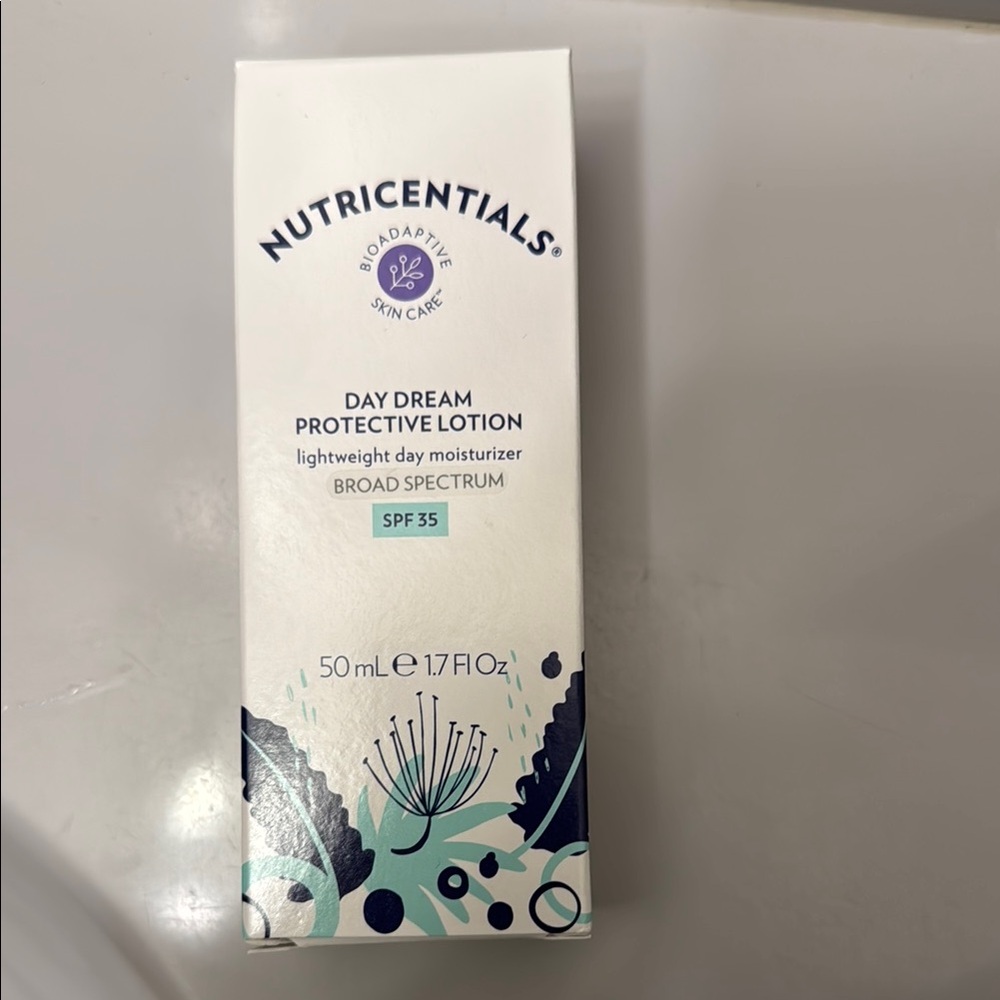 Day Dream Protective Lotion - White and Blue